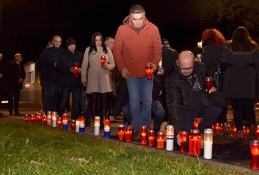POŽEŽANI PALJENJEM SVIJEĆA U VUKOVARSKOJ ULICI ODALI POČAST VUKOVARU I ŠKABRNJI