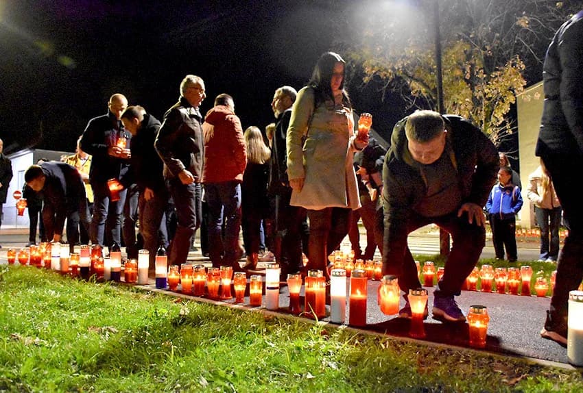 POŽEŽANI PALJENJEM SVIJEĆA U VUKOVARSKOJ ULICI ODALI POČAST VUKOVARU I ŠKABRNJI