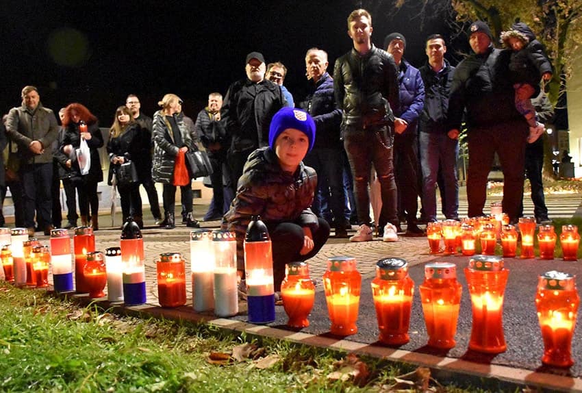 POŽEŽANI PALJENJEM SVIJEĆA U VUKOVARSKOJ ULICI ODALI POČAST VUKOVARU I ŠKABRNJI
