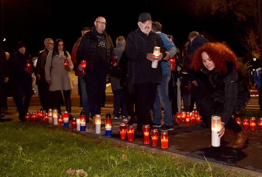 POŽEŽANI PALJENJEM SVIJEĆA U VUKOVARSKOJ ULICI ODALI POČAST VUKOVARU I ŠKABRNJI