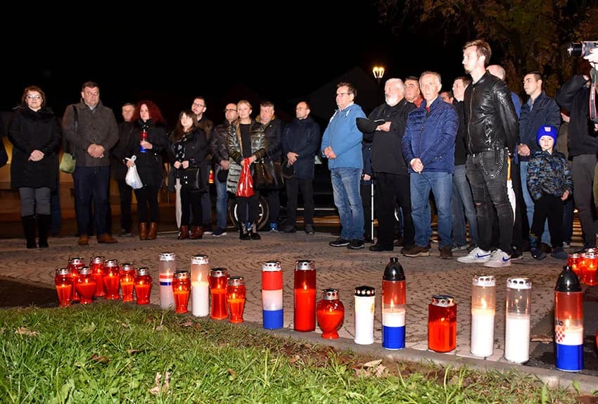 POŽEŽANI PALJENJEM SVIJEĆA U VUKOVARSKOJ ULICI ODALI POČAST VUKOVARU I ŠKABRNJI