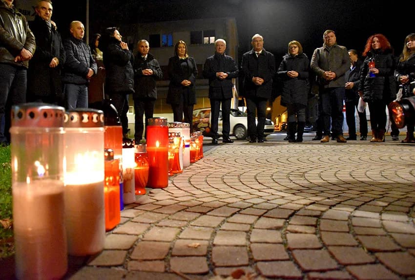 POŽEŽANI PALJENJEM SVIJEĆA U VUKOVARSKOJ ULICI ODALI POČAST VUKOVARU I ŠKABRNJI
