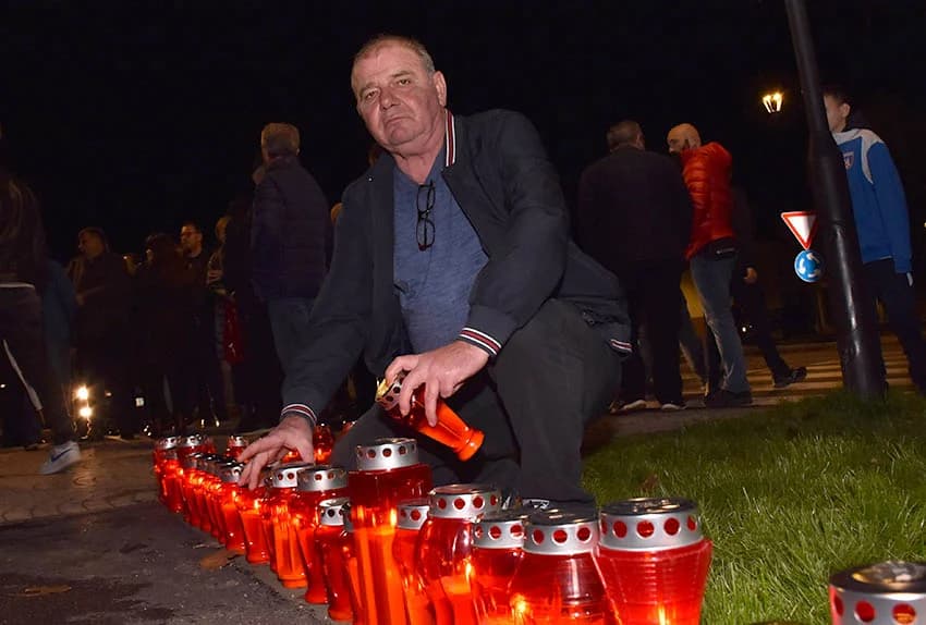 POŽEŽANI PALJENJEM SVIJEĆA U VUKOVARSKOJ ULICI ODALI POČAST VUKOVARU I ŠKABRNJI