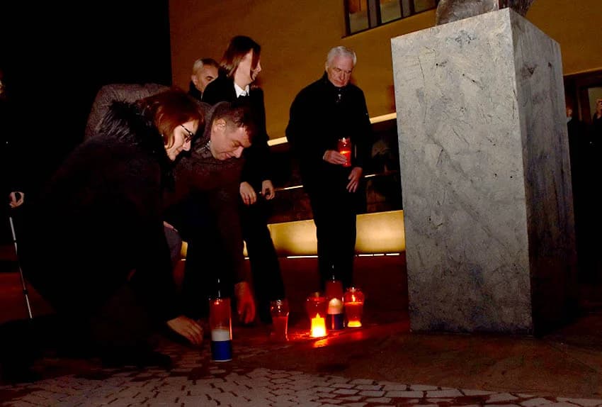 POŽEŽANI PALJENJEM SVIJEĆA U VUKOVARSKOJ ULICI ODALI POČAST VUKOVARU I ŠKABRNJI
