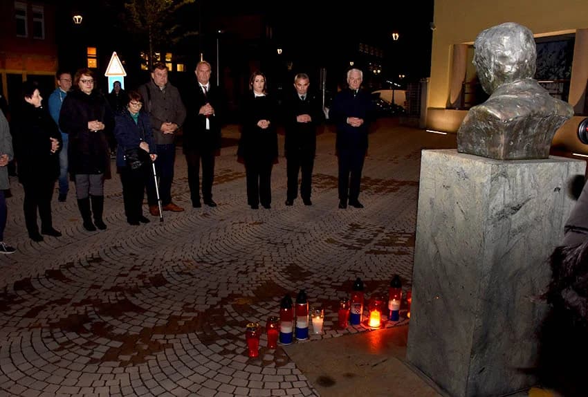 POŽEŽANI PALJENJEM SVIJEĆA U VUKOVARSKOJ ULICI ODALI POČAST VUKOVARU I ŠKABRNJI
