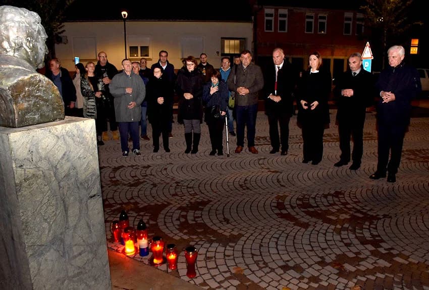POŽEŽANI PALJENJEM SVIJEĆA U VUKOVARSKOJ ULICI ODALI POČAST VUKOVARU I ŠKABRNJI