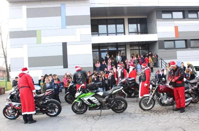 PLETERNIČKI MOTOKLUB „BULLS“: Školskoj djeci i predškolcima podijelili prigodne darove