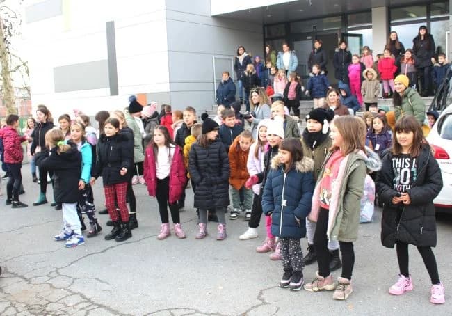 PLETERNIČKI MOTOKLUB „BULLS“: Školskoj djeci i predškolcima podijelili prigodne darove