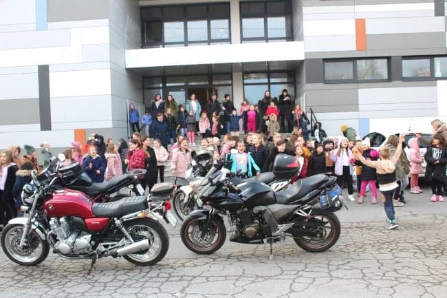 PLETERNIČKI MOTOKLUB „BULLS“: Školskoj djeci i predškolcima podijelili prigodne darove