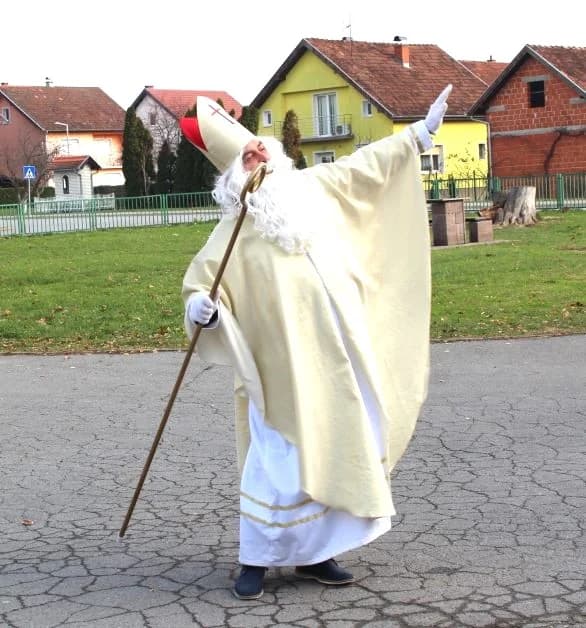 PLETERNIČKI MOTOKLUB „BULLS“: Školskoj djeci i predškolcima podijelili prigodne darove