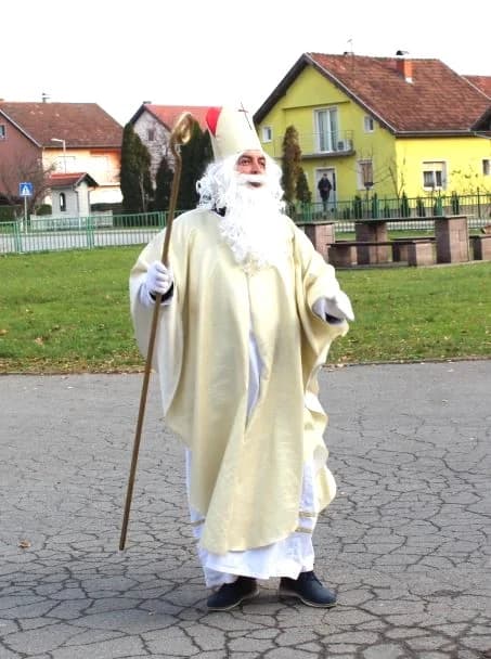 PLETERNIČKI MOTOKLUB „BULLS“: Školskoj djeci i predškolcima podijelili prigodne darove
