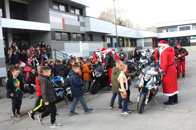 PLETERNIČKI MOTOKLUB „BULLS“: Školskoj djeci i predškolcima podijelili prigodne darove