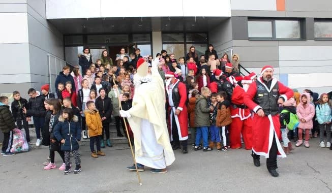 PLETERNIČKI MOTOKLUB „BULLS“: Školskoj djeci i predškolcima podijelili prigodne darove