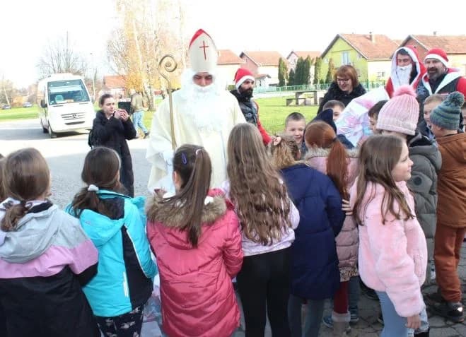 PLETERNIČKI MOTOKLUB „BULLS“: Školskoj djeci i predškolcima podijelili prigodne darove