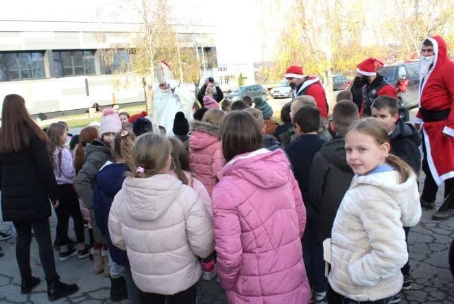 PLETERNIČKI MOTOKLUB „BULLS“: Školskoj djeci i predškolcima podijelili prigodne darove