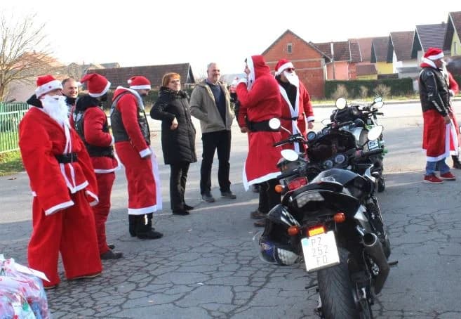 PLETERNIČKI MOTOKLUB „BULLS“: Školskoj djeci i predškolcima podijelili prigodne darove
