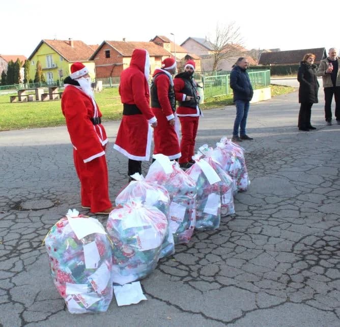PLETERNIČKI MOTOKLUB „BULLS“: Školskoj djeci i predškolcima podijelili prigodne darove