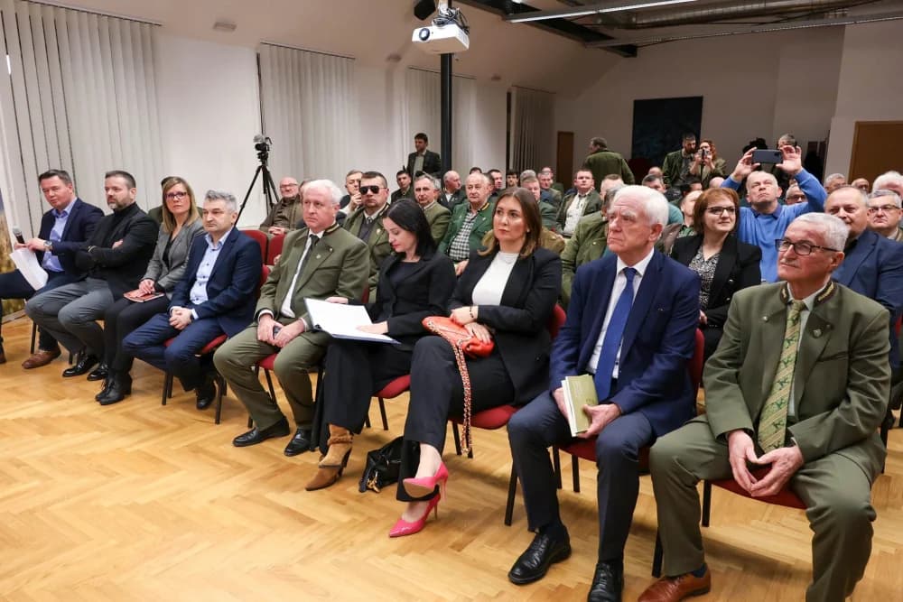 OKRUGLI STOL U POŽEGI: Percepciju lovaca u hrvatskoj javnosti komentirali ministrica poljoprivrede, čelnici lovaca i novinari