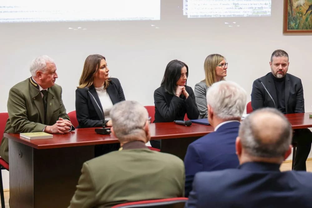 OKRUGLI STOL U POŽEGI: Percepciju lovaca u hrvatskoj javnosti komentirali ministrica poljoprivrede, čelnici lovaca i novinari
