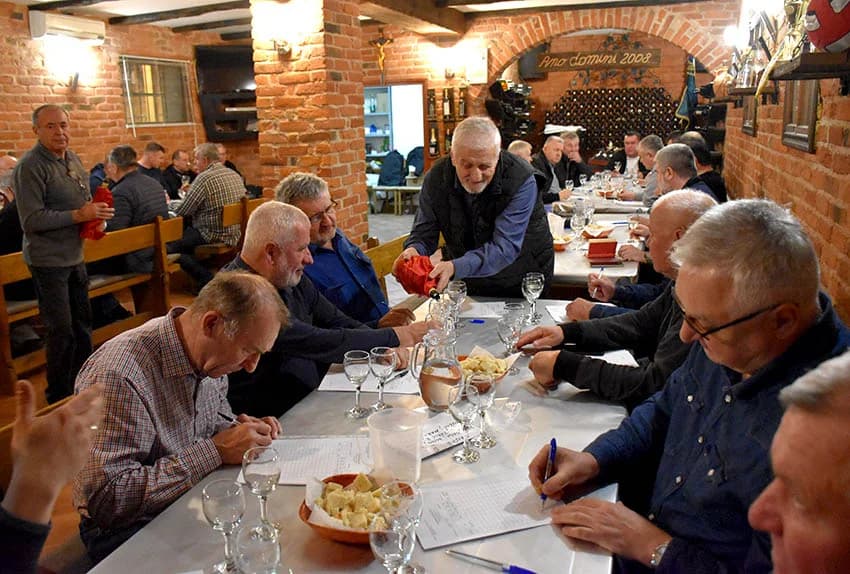 ZIMSKA ŠKOLA UDRUGE „VINO-KAP“ IZ KAPTOLA: Ocjenjivanje vina članova Udruge