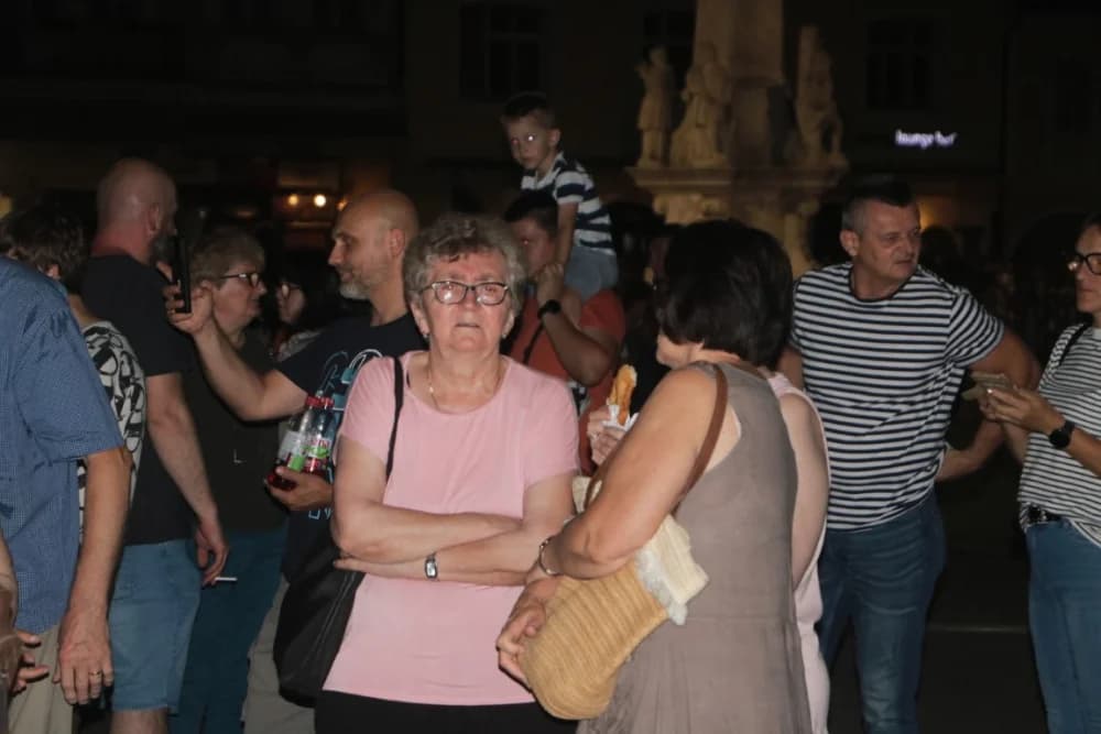 Zapaljen Ivanjski krijes na požeškom Trgu Sv. Trojstva: Na tisuće krijesnica odletjelo u nebo