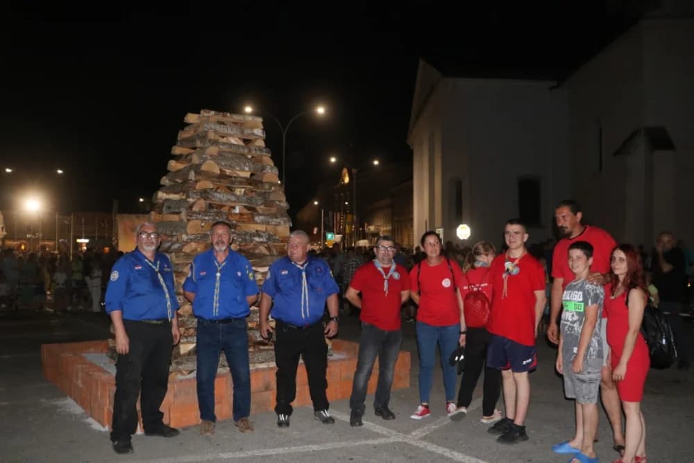 Zapaljen Ivanjski krijes na požeškom Trgu Sv. Trojstva: Na tisuće krijesnica odletjelo u nebo