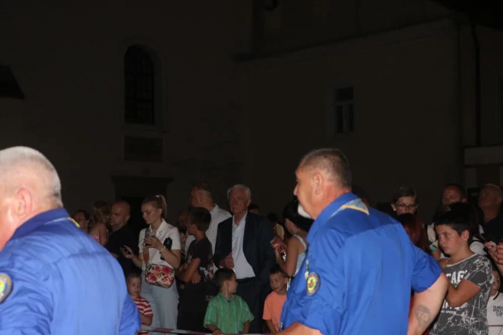 Zapaljen Ivanjski krijes na požeškom Trgu Sv. Trojstva: Na tisuće krijesnica odletjelo u nebo
