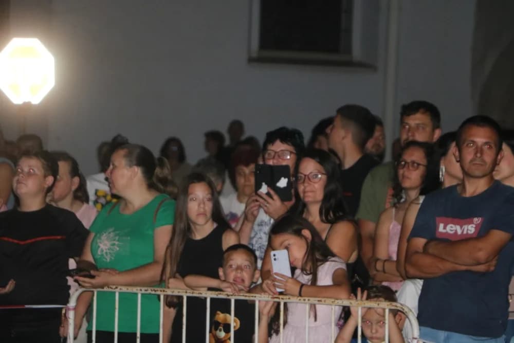 Zapaljen Ivanjski krijes na požeškom Trgu Sv. Trojstva: Na tisuće krijesnica odletjelo u nebo