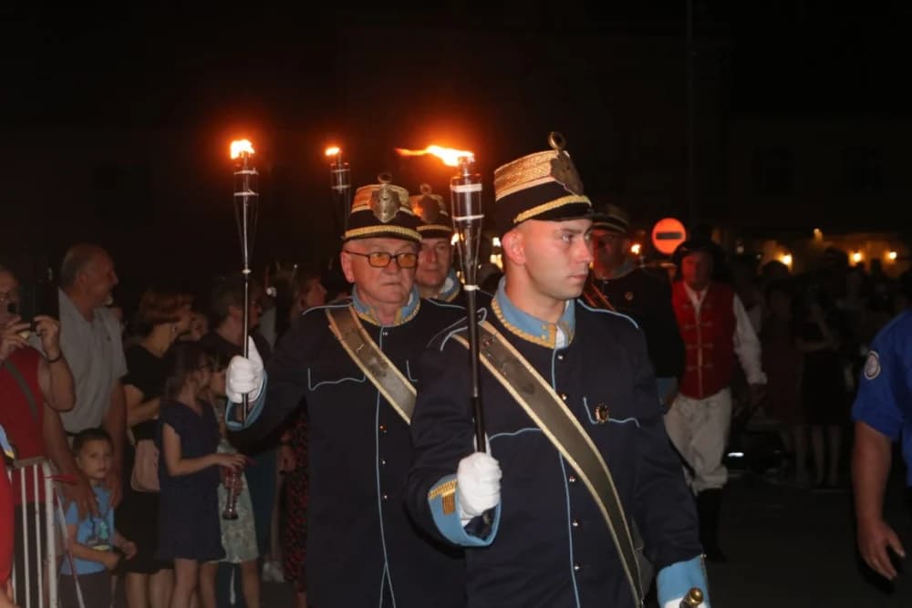 Zapaljen Ivanjski krijes na požeškom Trgu Sv. Trojstva: Na tisuće krijesnica odletjelo u nebo