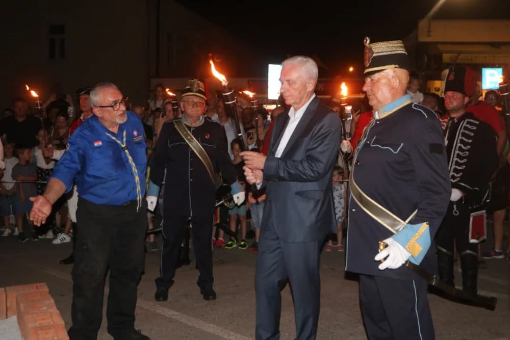 Zapaljen Ivanjski krijes na požeškom Trgu Sv. Trojstva: Na tisuće krijesnica odletjelo u nebo