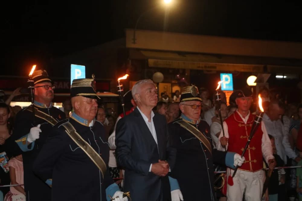Zapaljen Ivanjski krijes na požeškom Trgu Sv. Trojstva: Na tisuće krijesnica odletjelo u nebo