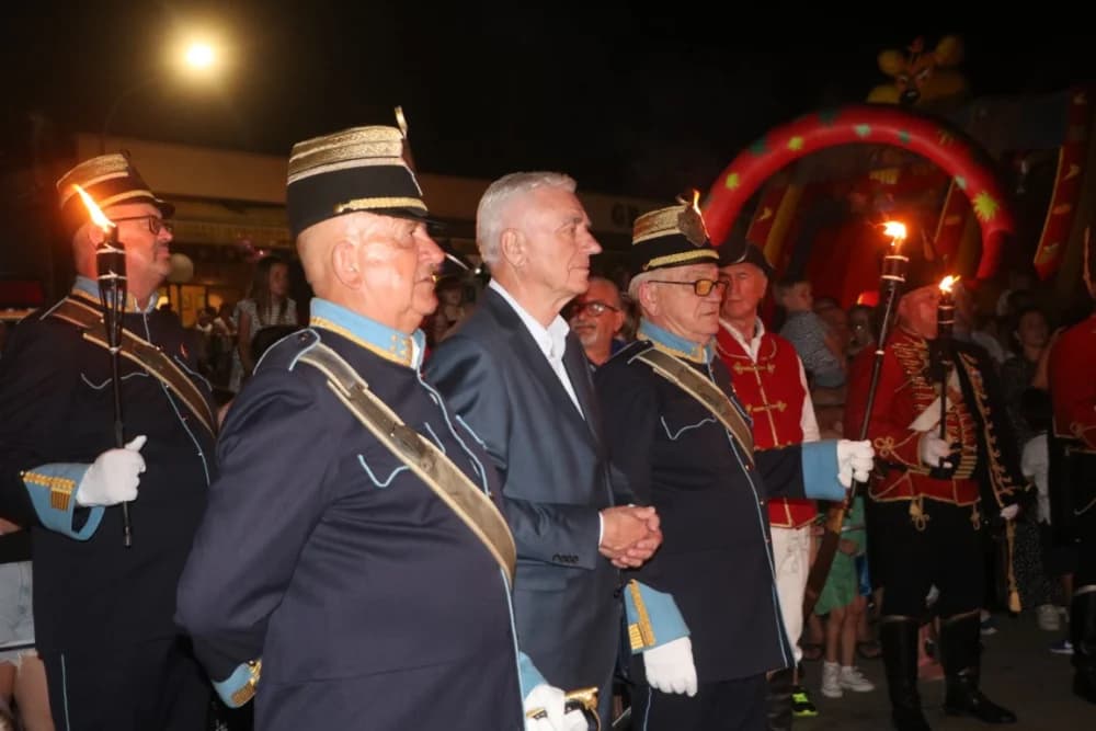 Zapaljen Ivanjski krijes na požeškom Trgu Sv. Trojstva: Na tisuće krijesnica odletjelo u nebo