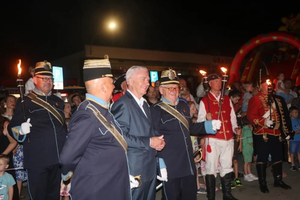 Zapaljen Ivanjski krijes na požeškom Trgu Sv. Trojstva: Na tisuće krijesnica odletjelo u nebo