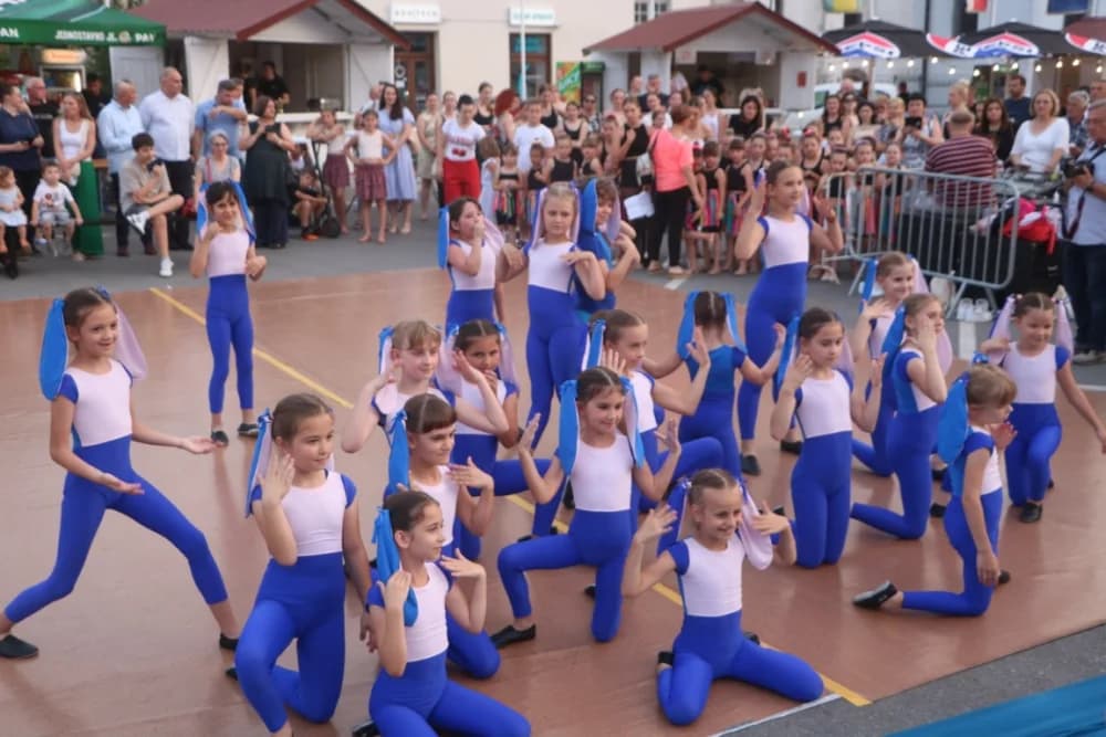Zapaljen Ivanjski krijes na požeškom Trgu Sv. Trojstva: Na tisuće krijesnica odletjelo u nebo