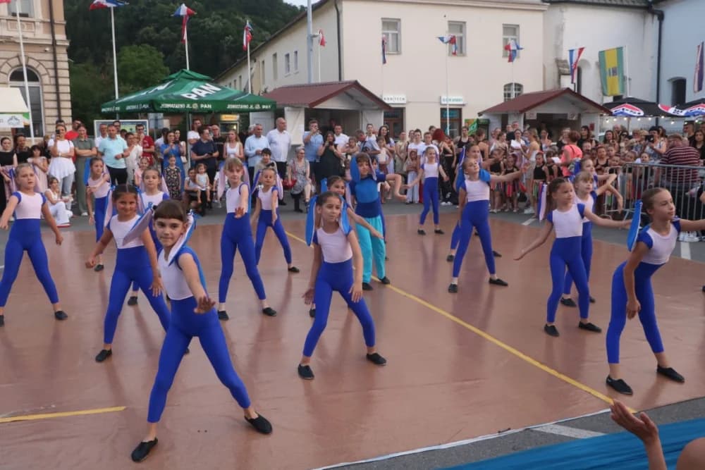 Zapaljen Ivanjski krijes na požeškom Trgu Sv. Trojstva: Na tisuće krijesnica odletjelo u nebo