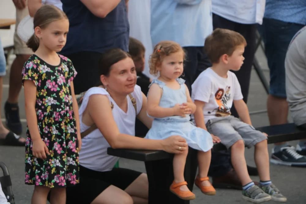 Zapaljen Ivanjski krijes na požeškom Trgu Sv. Trojstva: Na tisuće krijesnica odletjelo u nebo