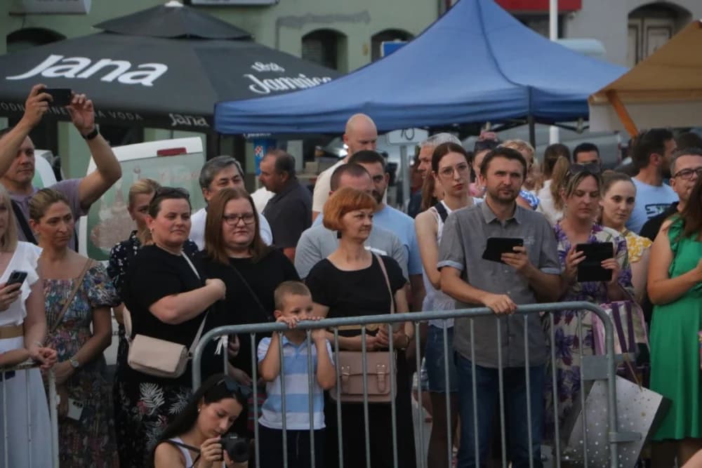 Zapaljen Ivanjski krijes na požeškom Trgu Sv. Trojstva: Na tisuće krijesnica odletjelo u nebo