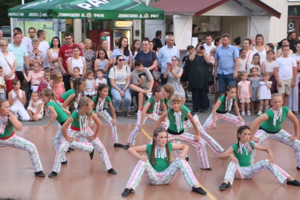 Zapaljen Ivanjski krijes na požeškom Trgu Sv. Trojstva: Na tisuće krijesnica odletjelo u nebo