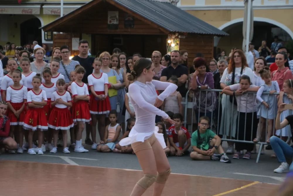 Zapaljen Ivanjski krijes na požeškom Trgu Sv. Trojstva: Na tisuće krijesnica odletjelo u nebo