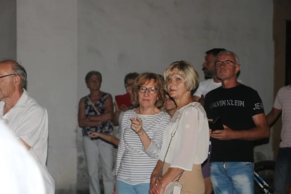 Zapaljen Ivanjski krijes na požeškom Trgu Sv. Trojstva: Na tisuće krijesnica odletjelo u nebo