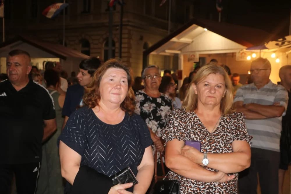 Zapaljen Ivanjski krijes na požeškom Trgu Sv. Trojstva: Na tisuće krijesnica odletjelo u nebo