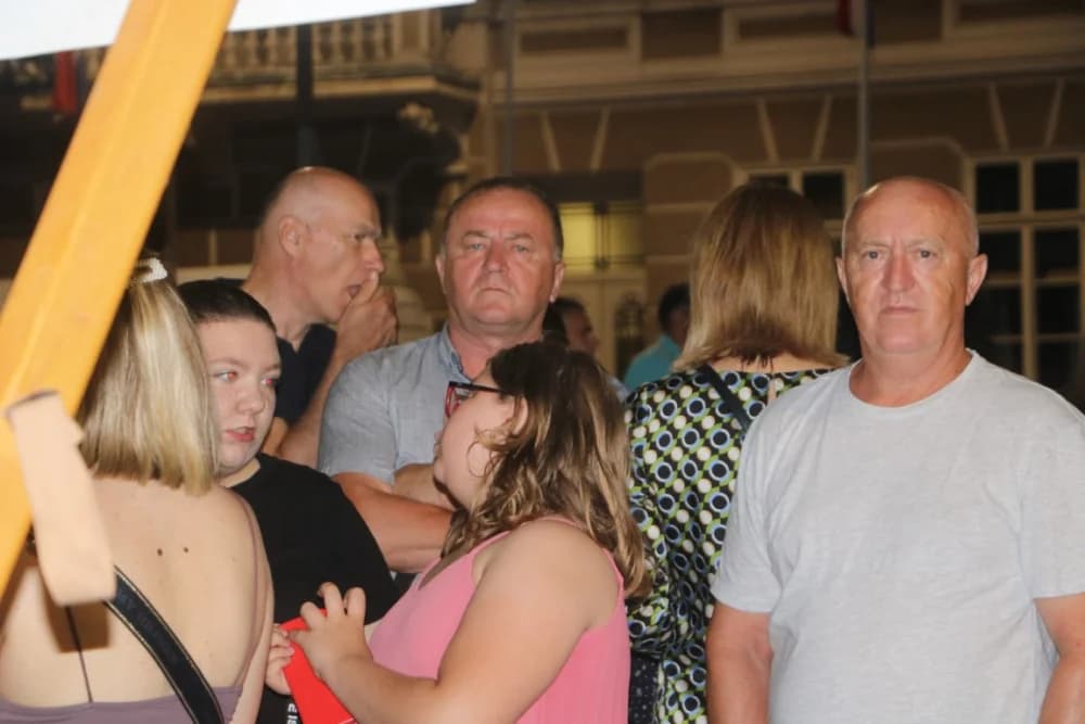 Zapaljen Ivanjski krijes na požeškom Trgu Sv. Trojstva: Na tisuće krijesnica odletjelo u nebo