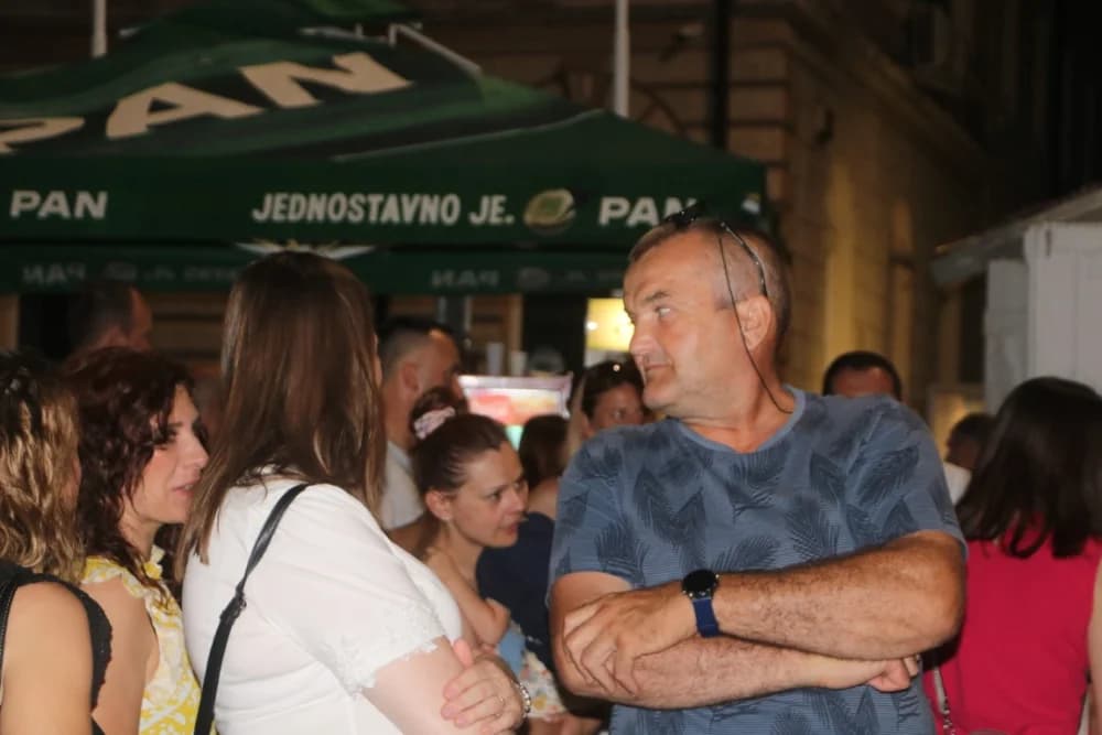Zapaljen Ivanjski krijes na požeškom Trgu Sv. Trojstva: Na tisuće krijesnica odletjelo u nebo