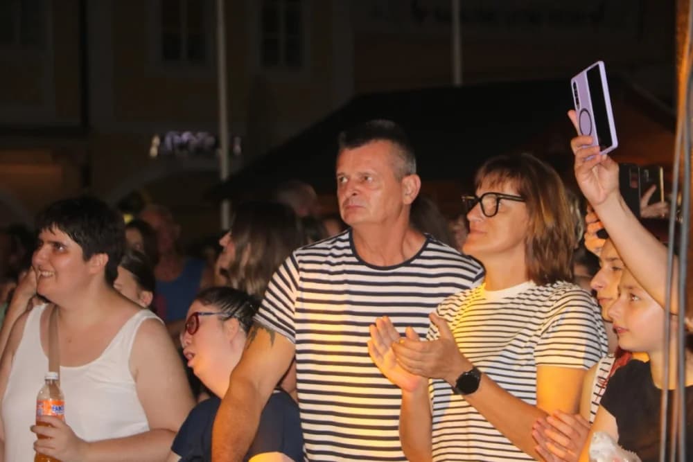 Zapaljen Ivanjski krijes na požeškom Trgu Sv. Trojstva: Na tisuće krijesnica odletjelo u nebo