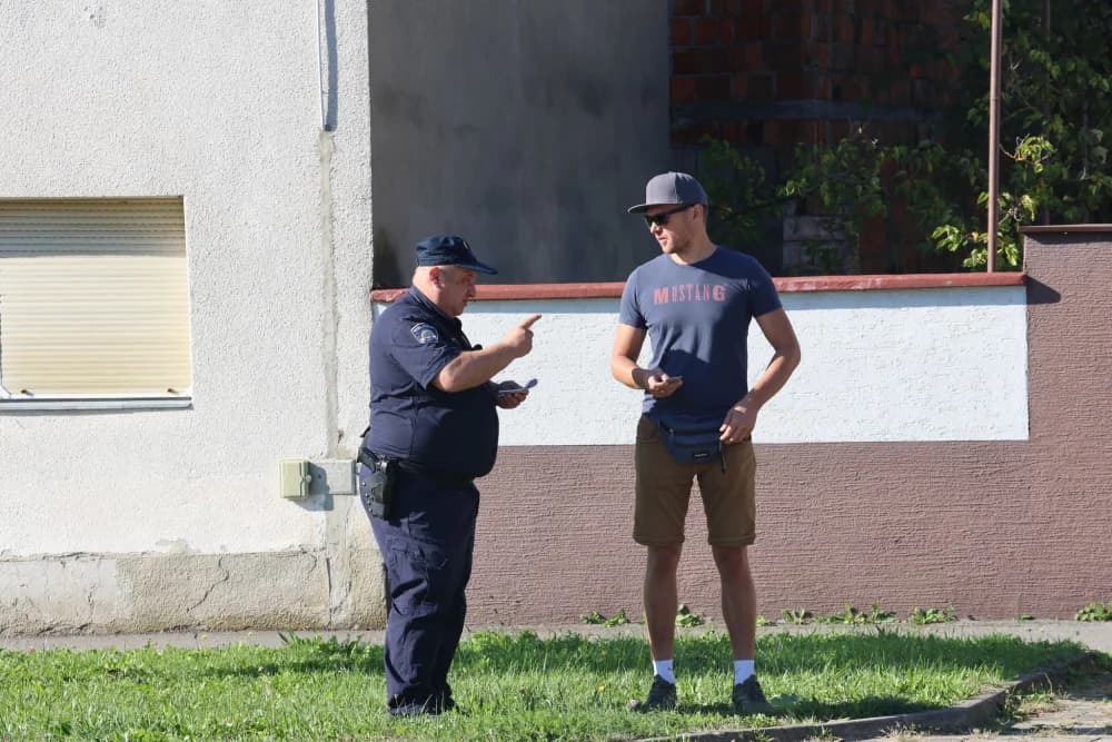 Sletio s ceste i udario u stablo / FOTO/