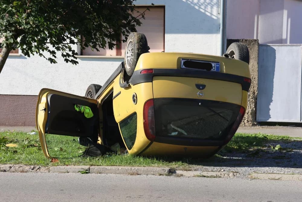 Sletio s ceste i udario u stablo / FOTO/