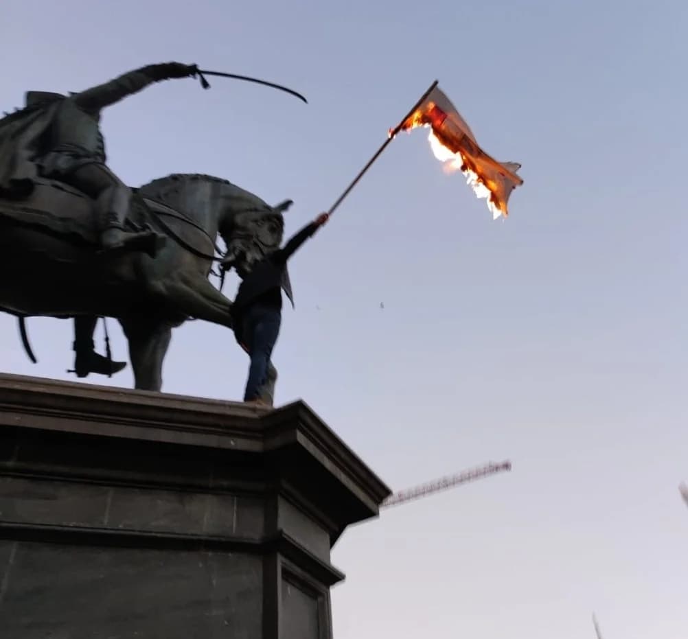 Mladi Požežanin zapalio zastavu HDZ-a na velikom prosvjedu protiv COVID mjera u Zagrebu