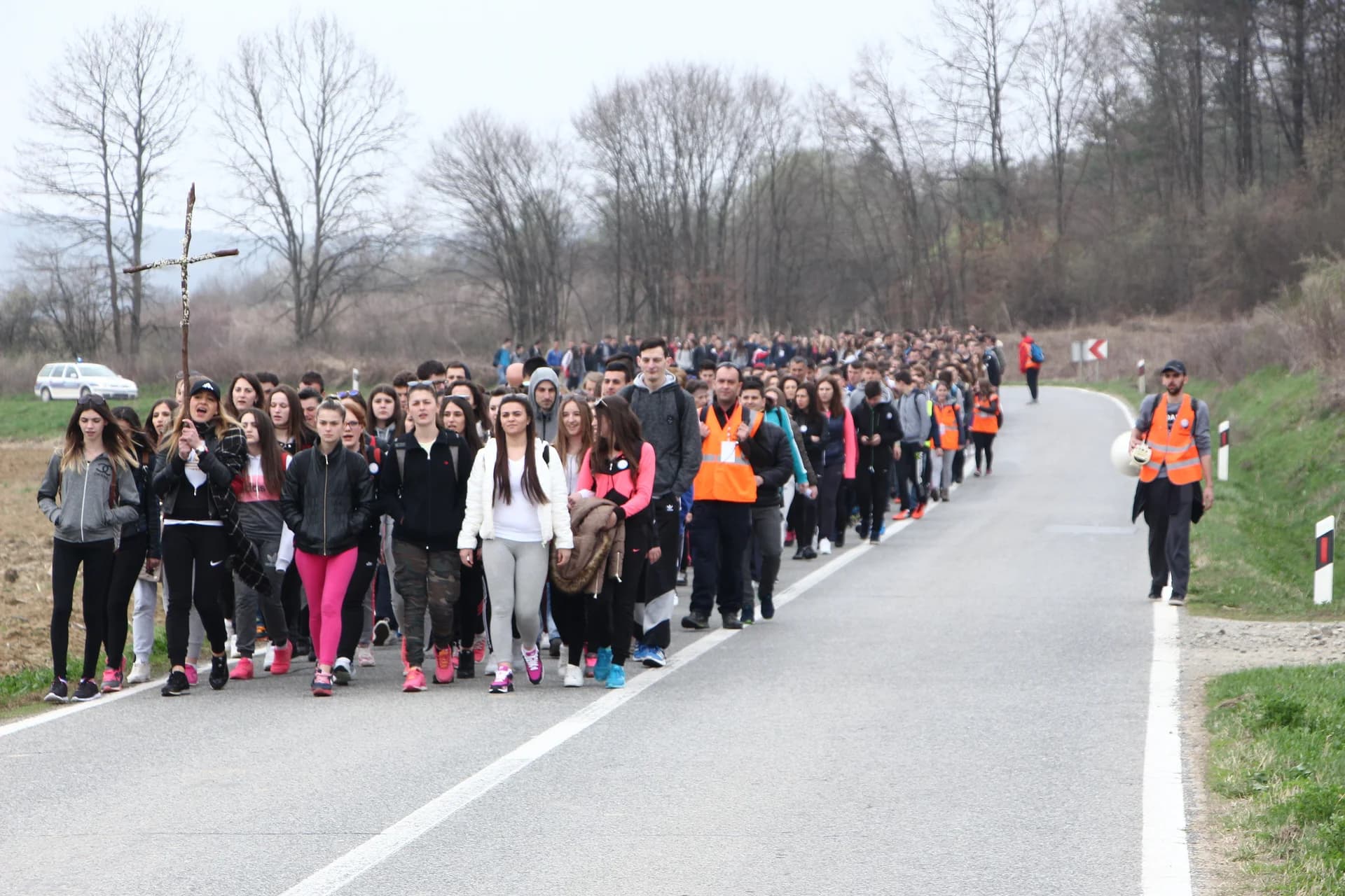 Križni put mladih Požeške biskupije: Više od 500 pješaka hodočasnika na 45 kilometarskom putu /FOTO GALERIJA/