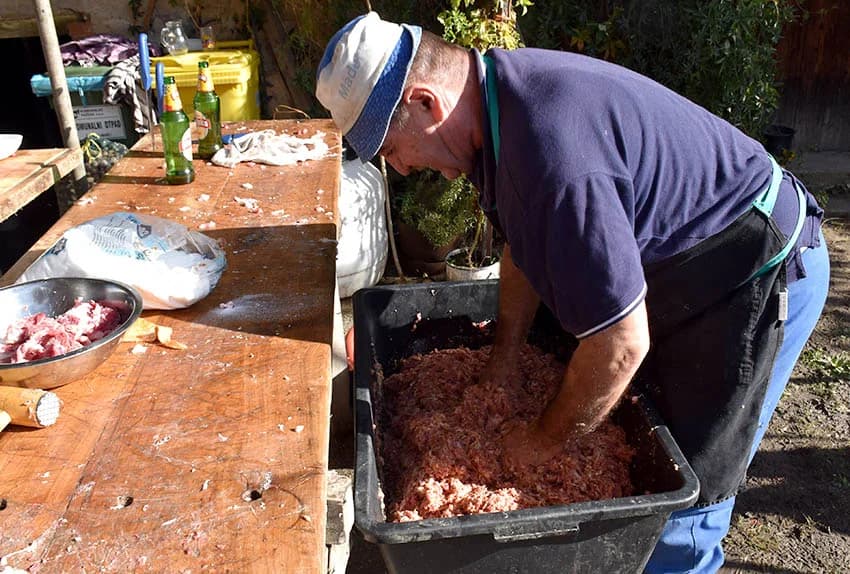 TRADICIONALNO SLAVONSKO KOLINJE U OBITELJI JAGEČIĆ IZ BIŠKUPACA: Toplo vrijeme nije dobro za meso