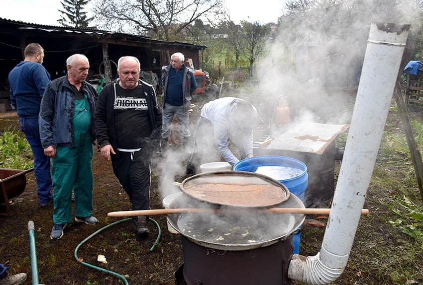TRADICIONALNO SLAVONSKO KOLINJE U OBITELJI JAGEČIĆ IZ BIŠKUPACA: Toplo vrijeme nije dobro za meso